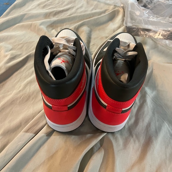 Nike Jordan’s Mids Retro 1 - Picture 2 of 5